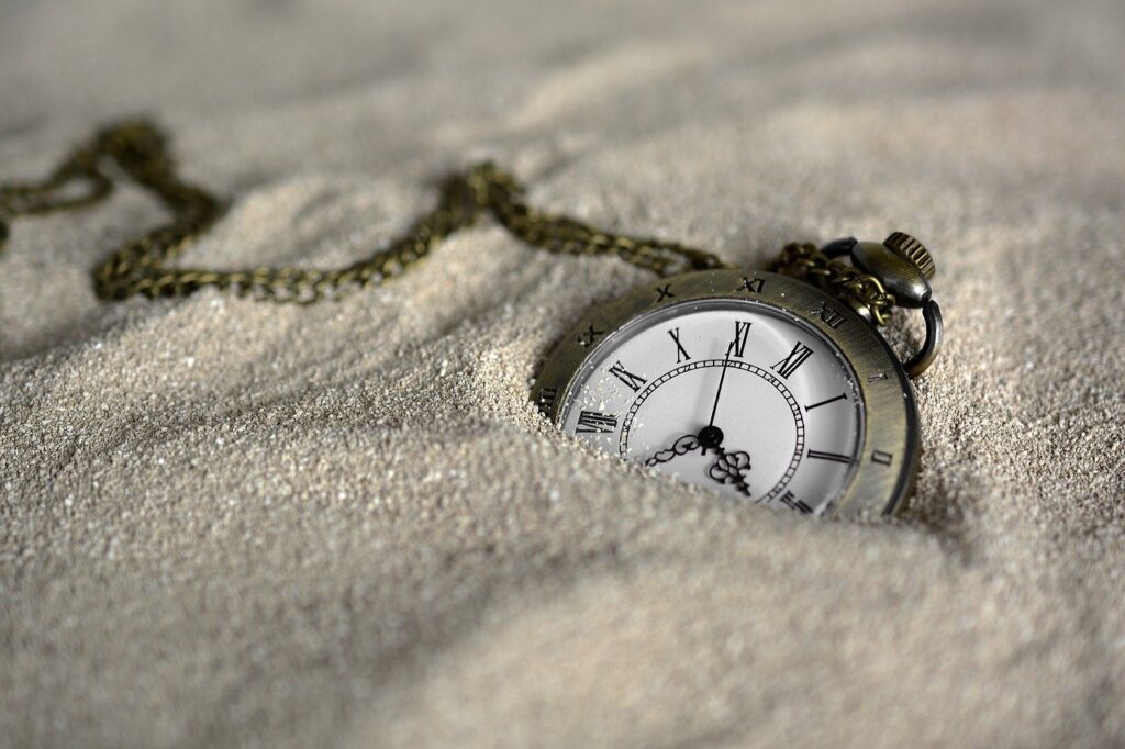 砂に埋もれた時計