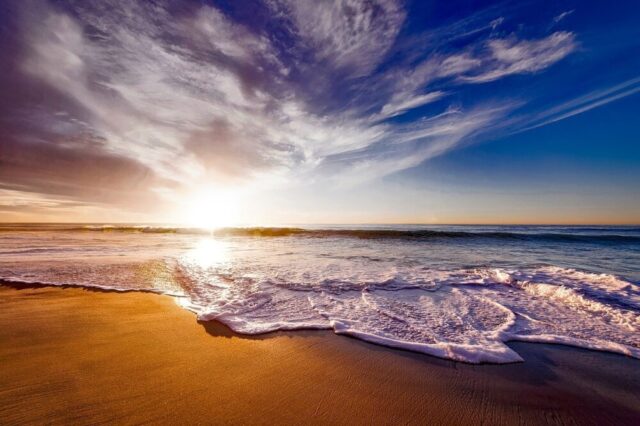 砂浜と夕日