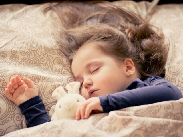 静かによく眠る女の子の赤ちゃん