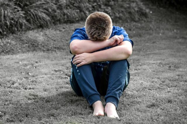 失敗して落ち込む男の子