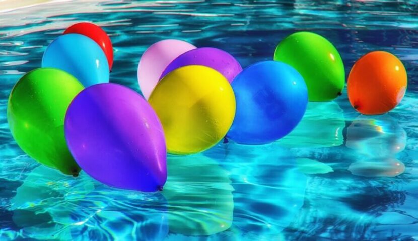 プールの水面に浮かぶ風船