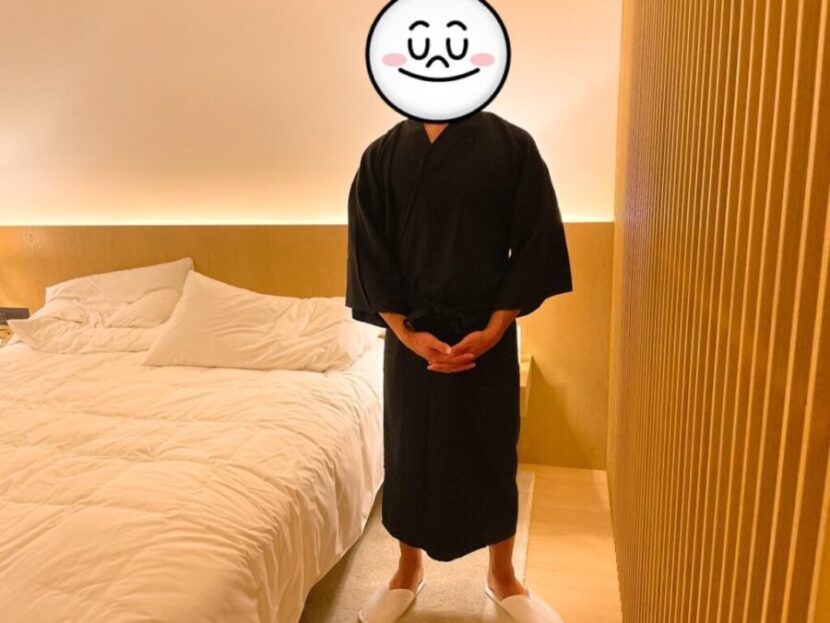 東京エディション虎ノ門の客室の浴衣を着る男性