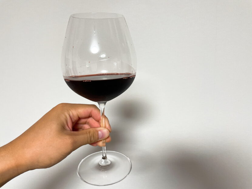 ワイングラスと赤ワイン